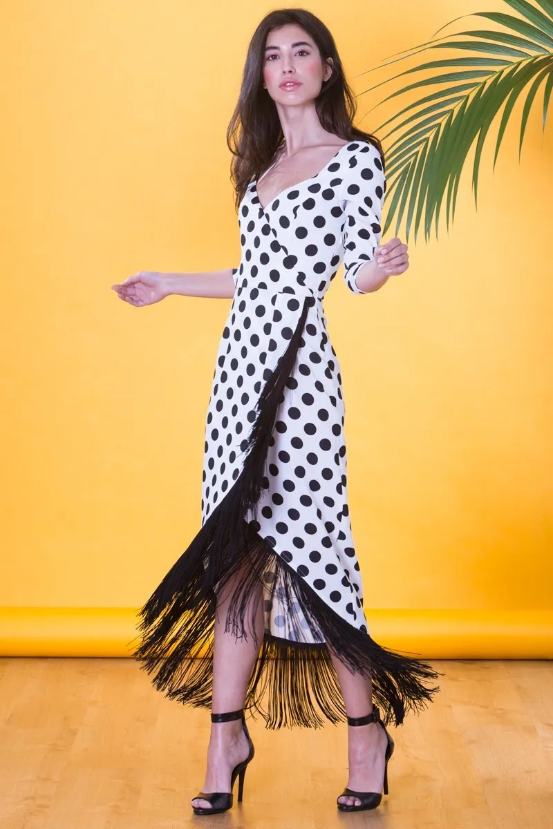 Vestido de lunares blanco y negro con flecos largo midi