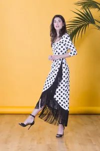 Vestido de lunares blanco y negro con flecos largo midi