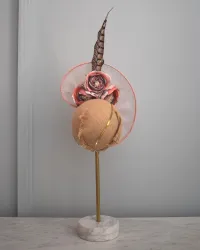 Tocado de red rosa con flores y pluma