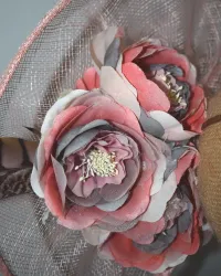 Tocado de red rosa con flores y pluma