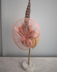 Tocado de red rosa con flores y pluma