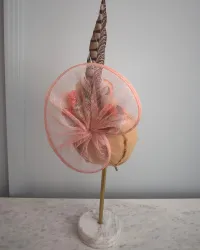 Tocado de red rosa con flores y pluma