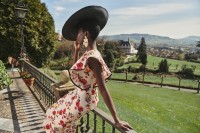 vestido con volantes y falda midi de lino bordado flores para