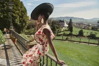 vestido con volantes y falda midi de lino bordado flores para