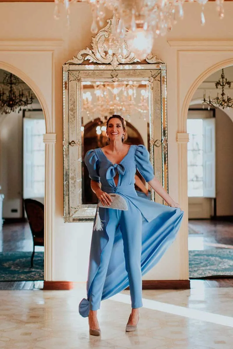mono largo pitillo azul con sobrefalda escote en pico con lazo