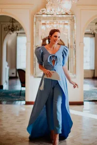 mono largo pitillo azul con sobrefalda escote en pico con lazo