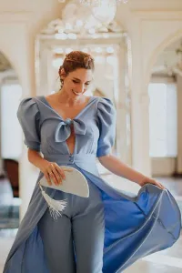 mono largo pitillo azul con sobrefalda escote en pico con lazo