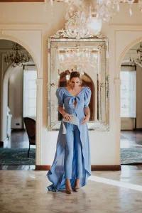 mono largo pitillo azul con sobrefalda escote en pico con lazo