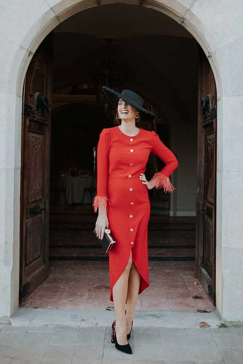 vestido midi rojo con plumas miss cavallier por apparentia