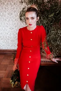 vestido midi rojo con plumas miss cavallier por apparentia
