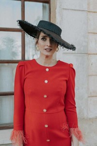 vestido midi rojo con plumas miss cavallier por apparentia