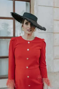 vestido midi rojo con plumas miss cavallier por apparentia