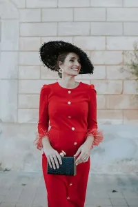 vestido midi rojo con plumas miss cavallier por apparentia