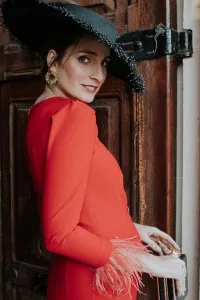 vestido midi rojo con plumas miss cavallier por apparentia