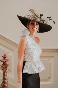 vestido corto blanco y negro asimetrico con plumetti