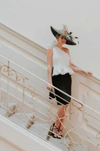 vestido corto blanco y negro asimetrico con plumetti