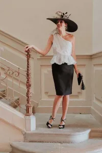 vestido corto blanco y negro asimetrico con plumetti