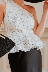 vestido corto blanco y negro asimetrico con plumetti