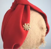 turbante de color rojo con flores doradas