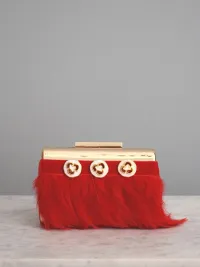 Bolso dorado con plumas rojas y apliques blancos y dorados
