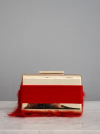 Bolso dorado con plumas rojas y apliques blancos y dorados