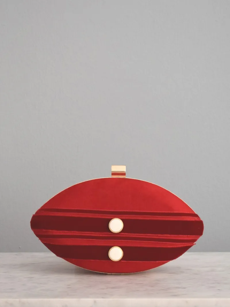 Bolso de ante rojo con apliques blancos