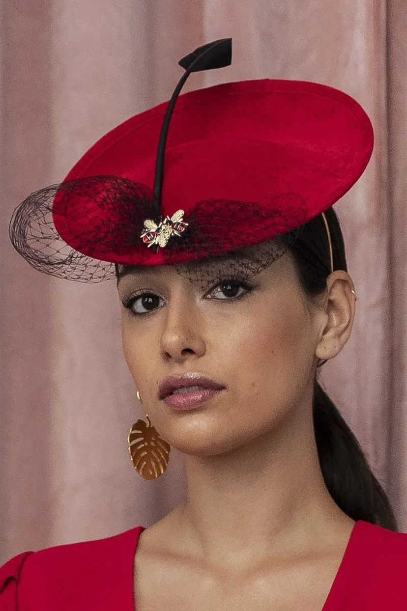 Tocado de ante rojo con pluma, redecilla e insectoa