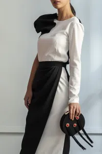 Bolso negro de ante con adornos dorados y rojos y flecos negros