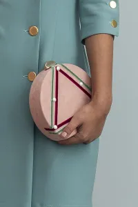 Bolso ante rosa con cintas de terciopelo y perlas blancas