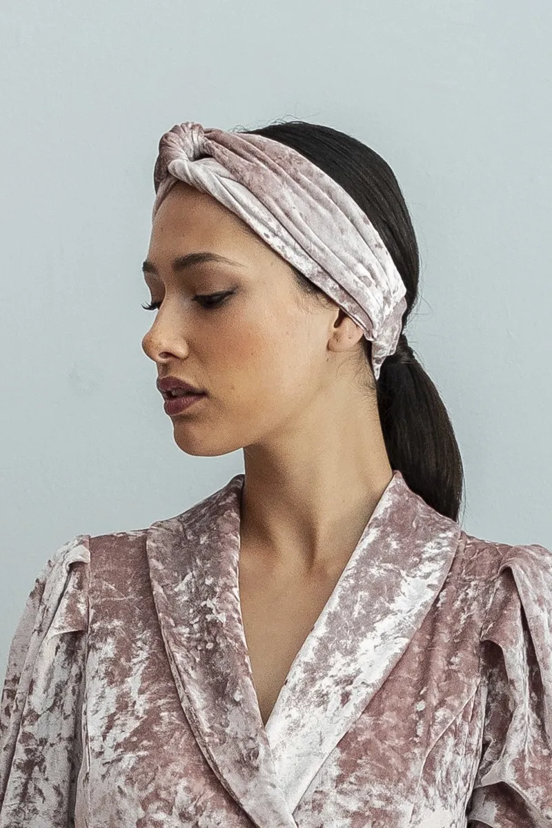 Turbante de terciopelo de color rosa
