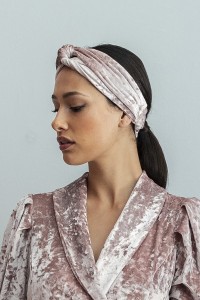 Turbante de terciopelo de color rosa