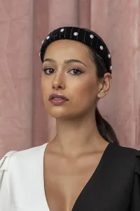 diadema negra terciopelo con perlas blancas
