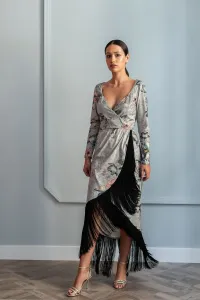 vestido midi estampado con manga larga y flecos