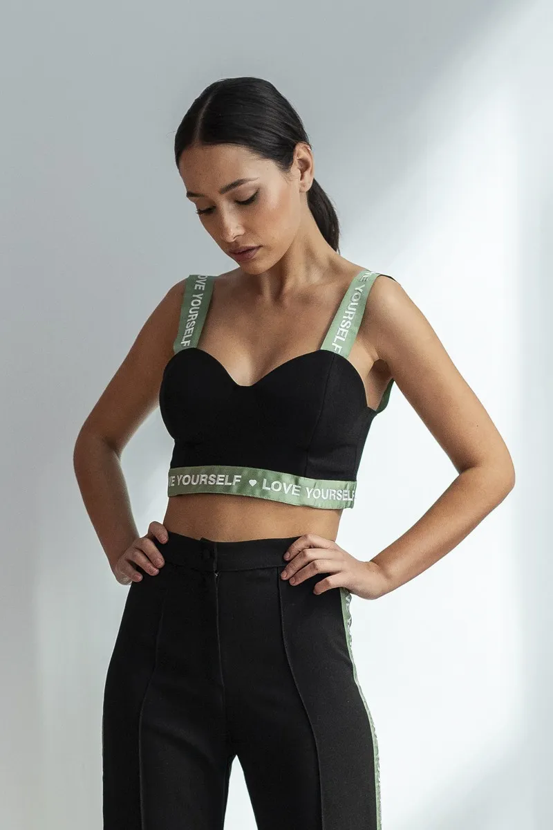 top corto negro de tirantes con tira verde