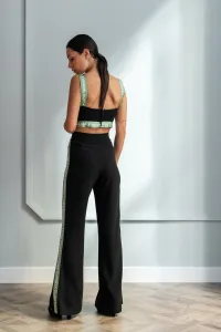 top corto negro de tirantes con tira verde
