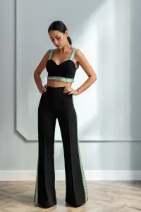 top corto negro de tirantes con tira verde
