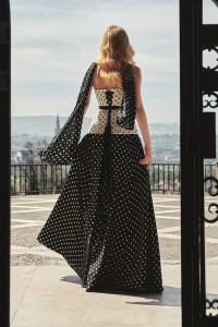 falda larga con lunares blanco y negro