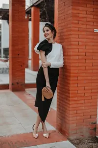 falda midi asimetrica blanca y negra