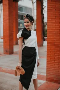 falda midi asimetrica blanca y negra