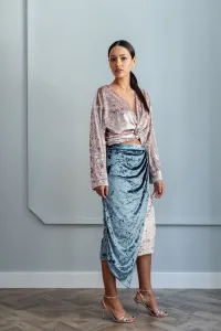falda de terciopelo en color rosa empolvado y azul grisaceo