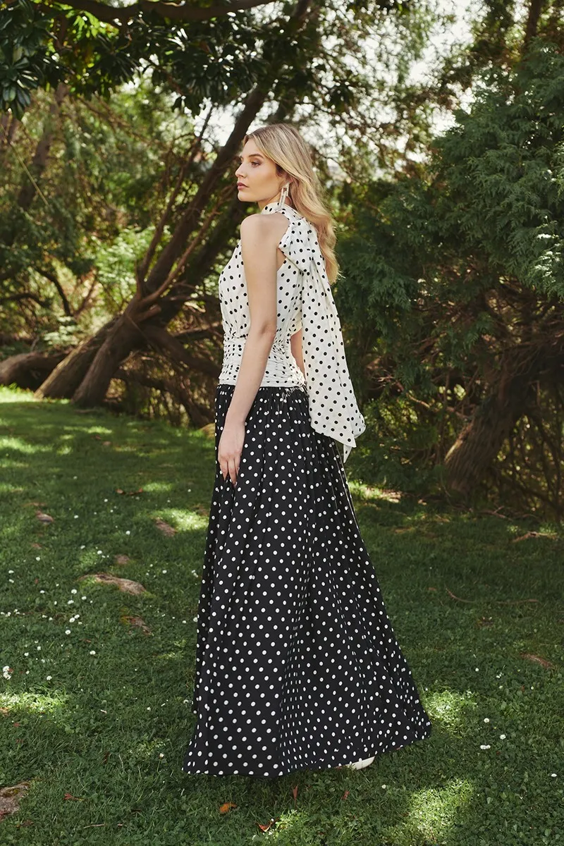 vestido largo con escote halter en lunares blanco y negro