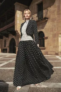 vestido largo con escote halter en lunares blanco y negro
