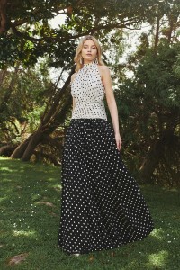 vestido largo con escote halter en lunares blanco y negro
