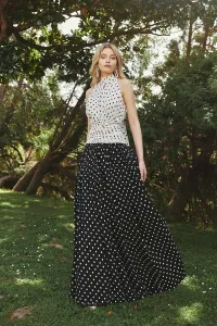 vestido largo con escote halter en lunares blanco y negro