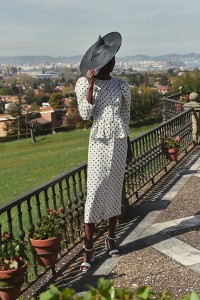 vestido recto con peplum lunares blanco y negro