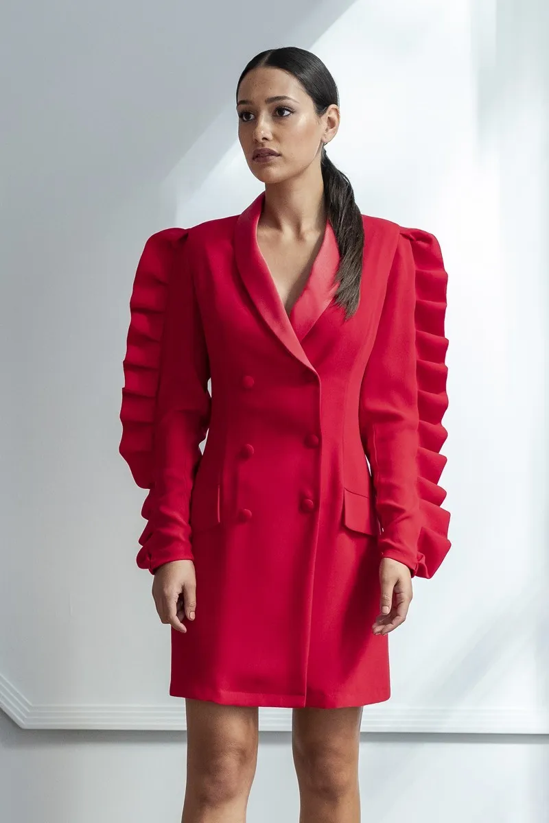 vestido corto esmoquin rojo con volantes en la manga