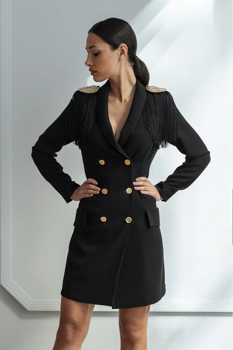 vestido corto negro tipo esmoquin con flecos