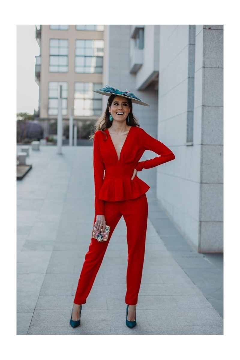 mono largo pitillo con peplum rojo