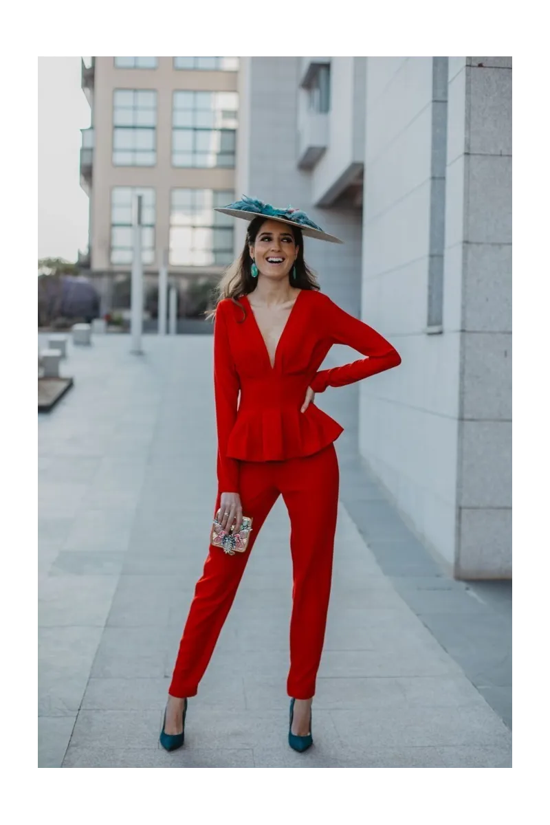 mono largo pitillo con peplum rojo