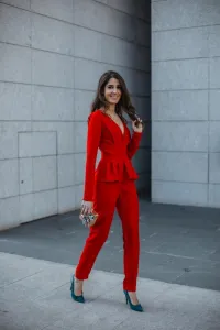 mono largo pitillo con peplum rojo